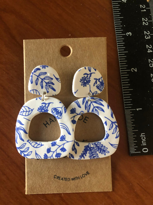 Boucles d’oreilles en argile florale bleue et blanche/cerceaux longs pendants/légers/fleurs/The Charity