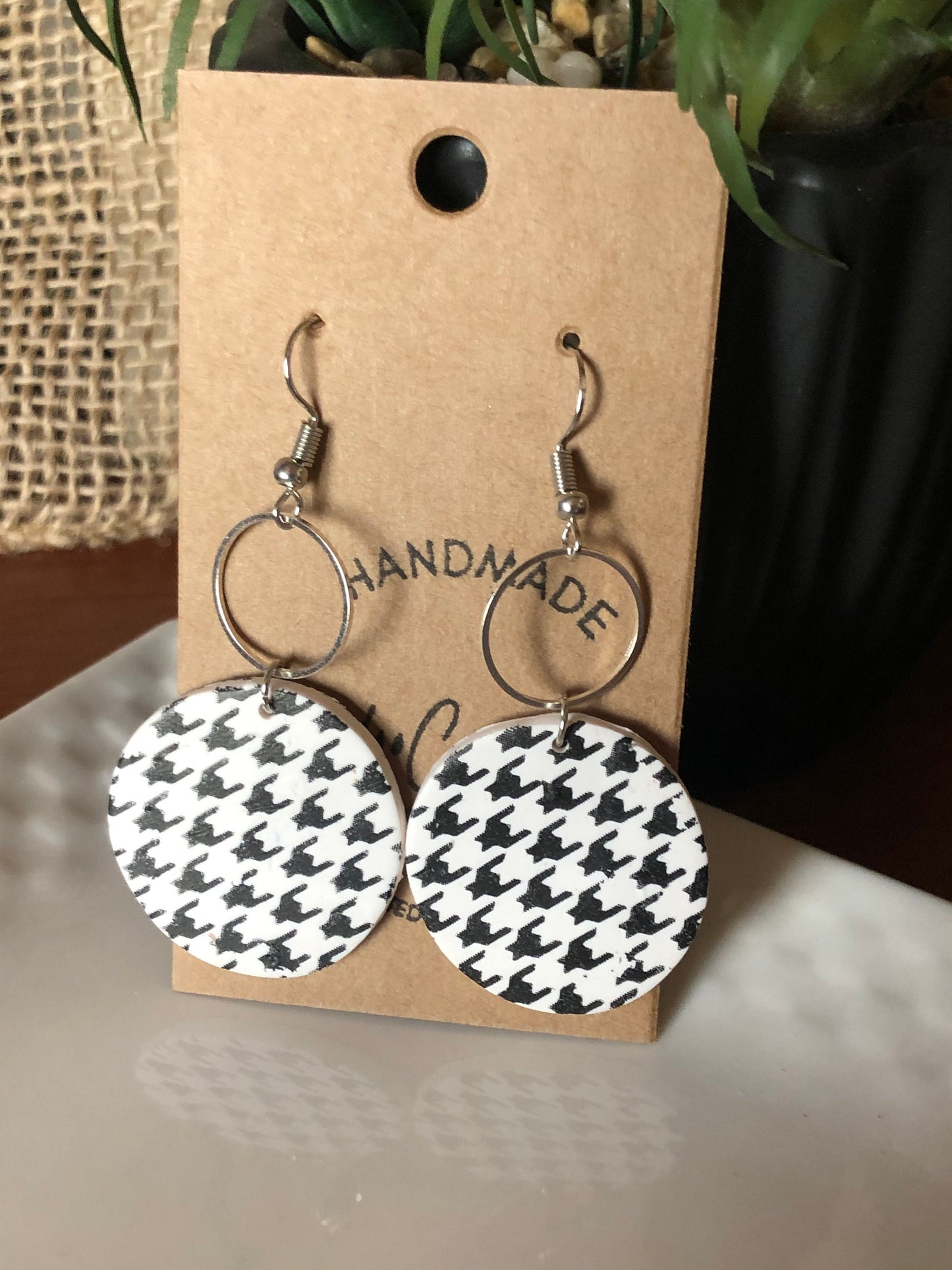 Zwart & witte Houndstooth klei bungelende oorbellen/lichtgewicht/zilveren hardware/The Olivia