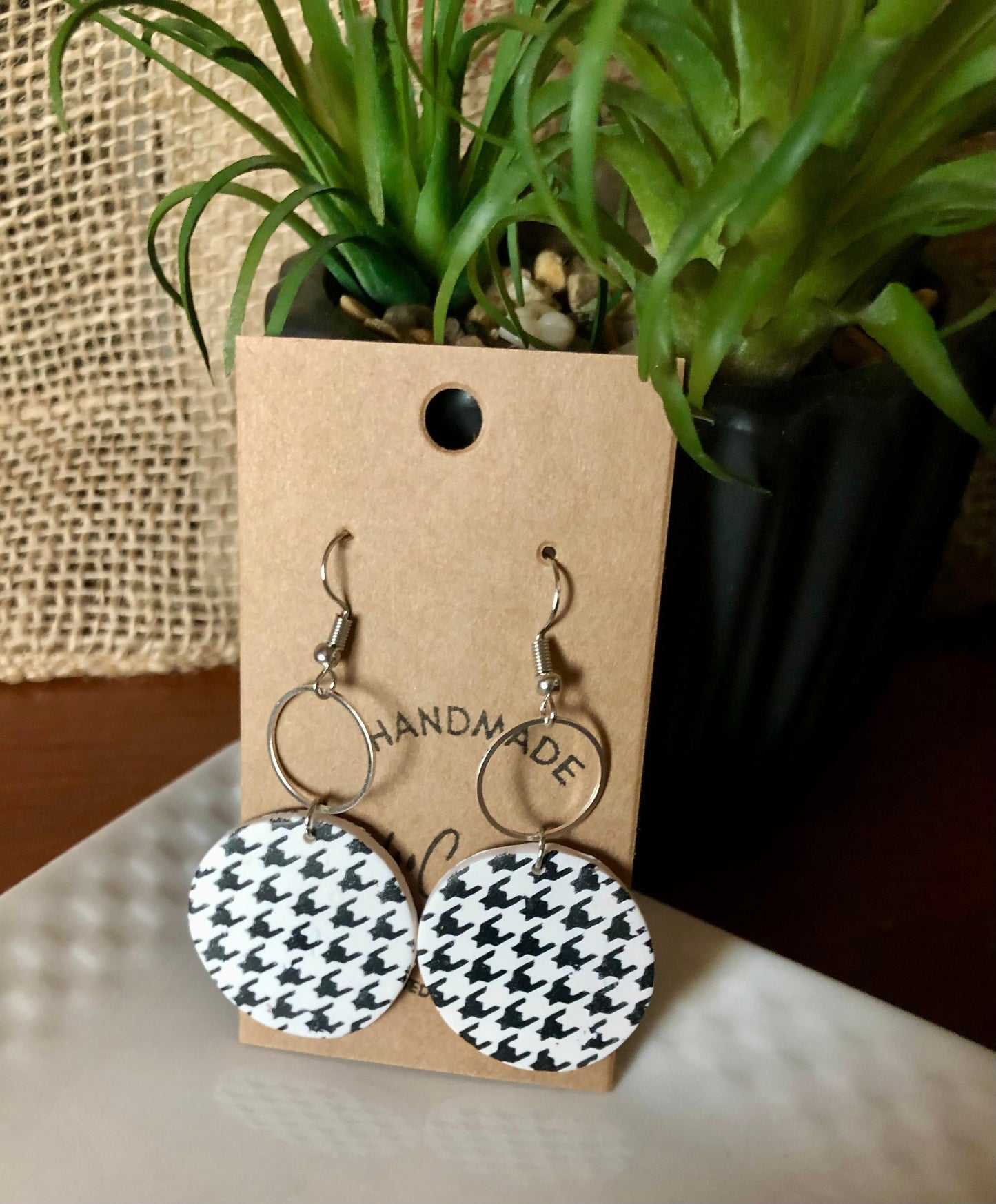 Zwart & witte Houndstooth klei bungelende oorbellen/lichtgewicht/zilveren hardware/The Olivia