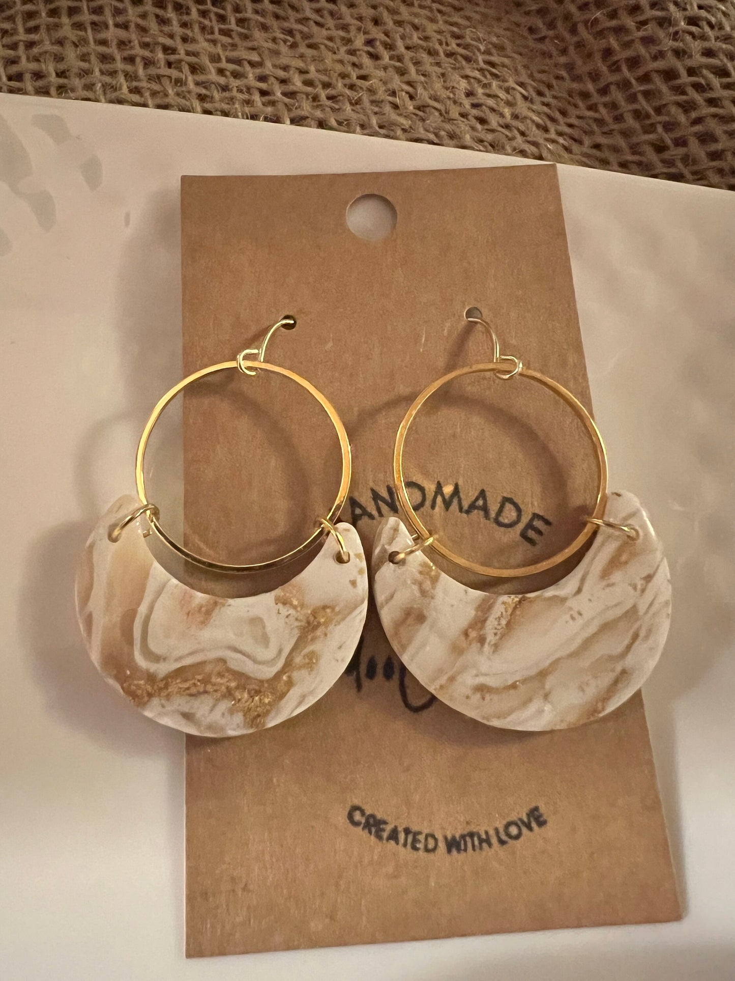 Wit & goud marmeren halve maan oorbellen op gouden cirkel hardware/bungel/lichtgewicht/polymeerklei/The Christina
