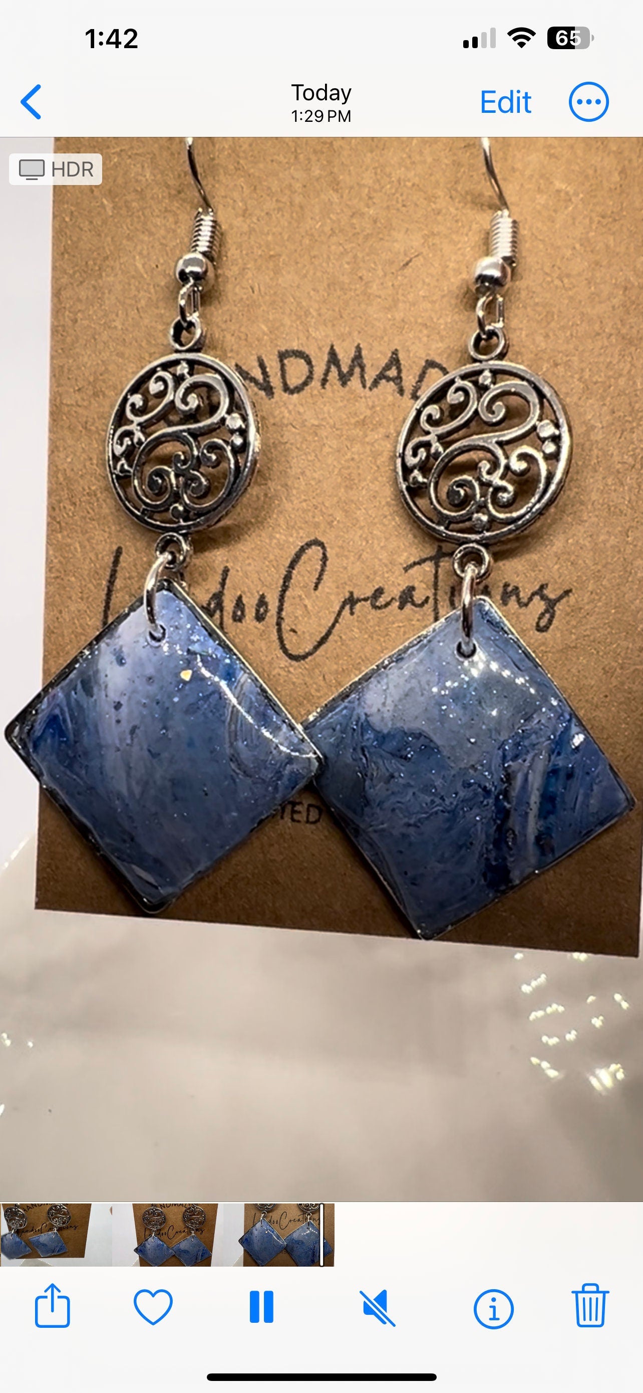 Boucles d’oreilles en argile à motifs Blue Marble en denim moyen avec accents argentés/léger/revêtement en résine/bleu denim moyen/the Hannah