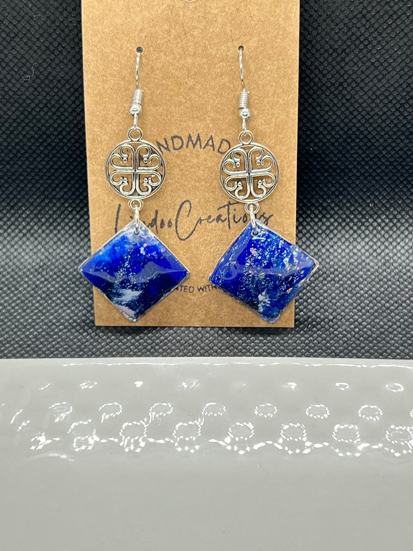 Boucles d’oreilles en argile à motifs Deep Blue Marble avec accents argentés/léger/revêtement en résine/bleu royal foncé/the Hannah