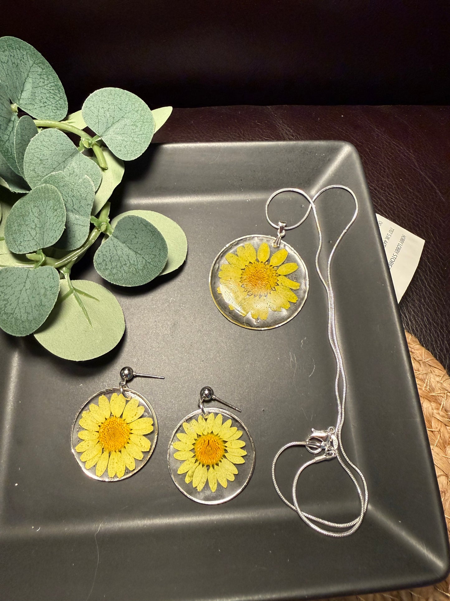 Yellow daisy Resin necklace earrings set Resin earrings Necklace and earring set flower floral jewelry set Gift for her Gift for mom Mother's Day yellow dried flower jewelry wedding set birthday gift handmade
