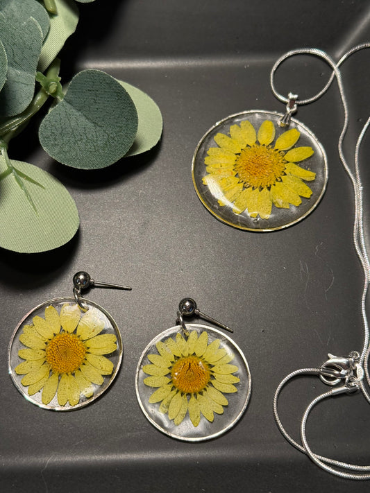 Yellow daisy Resin necklace earrings set Resin earrings Necklace and earring set flower floral jewelry set Gift for her Gift for mom Mother's Day yellow dried flower jewelry wedding set birthday gift handmade