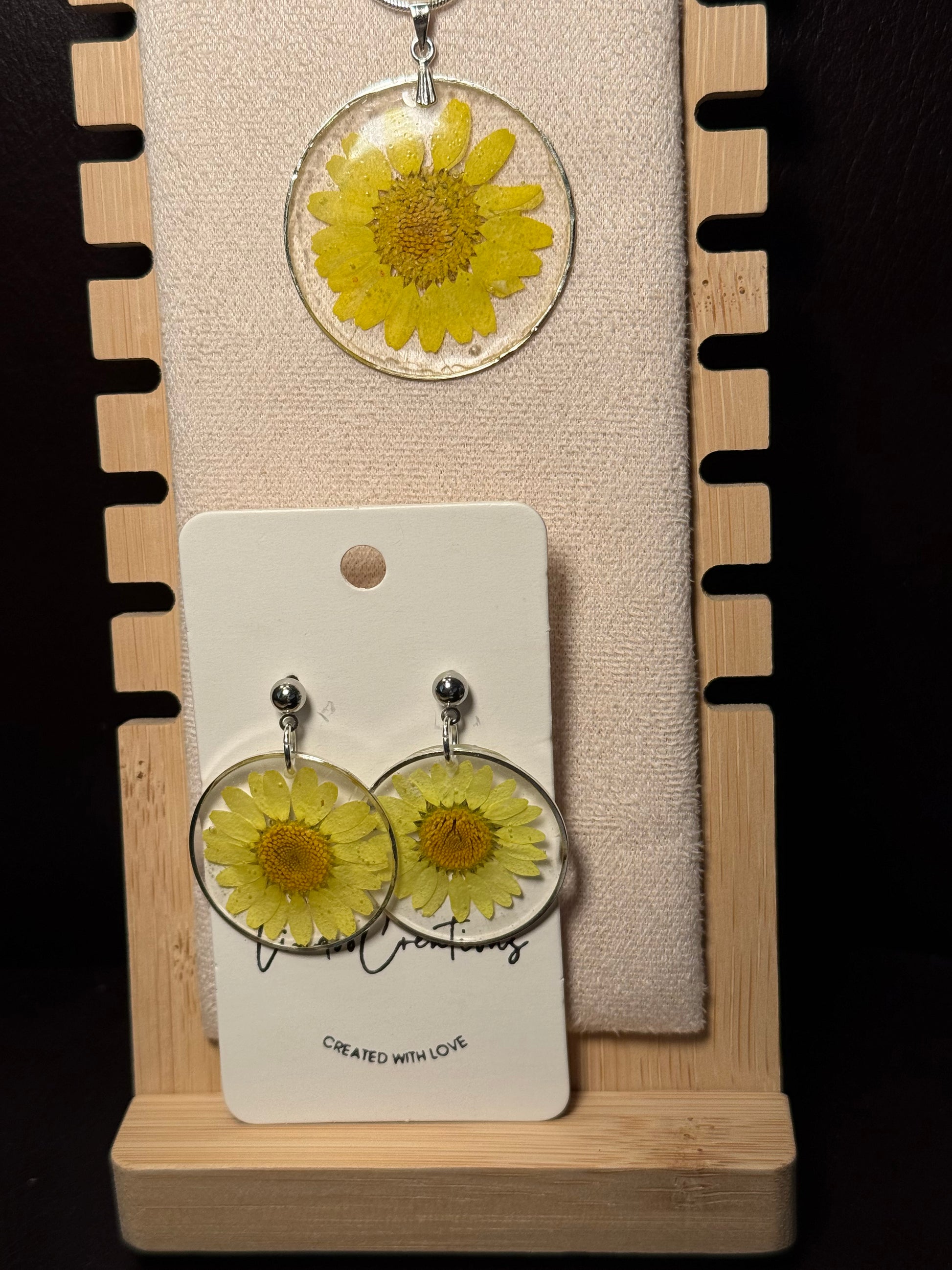 Yellow daisy Resin necklace earrings set Resin earrings Necklace and earring set flower floral jewelry set Gift for her Gift for mom Mother's Day yellow dried flower jewelry wedding set birthday gift handmade