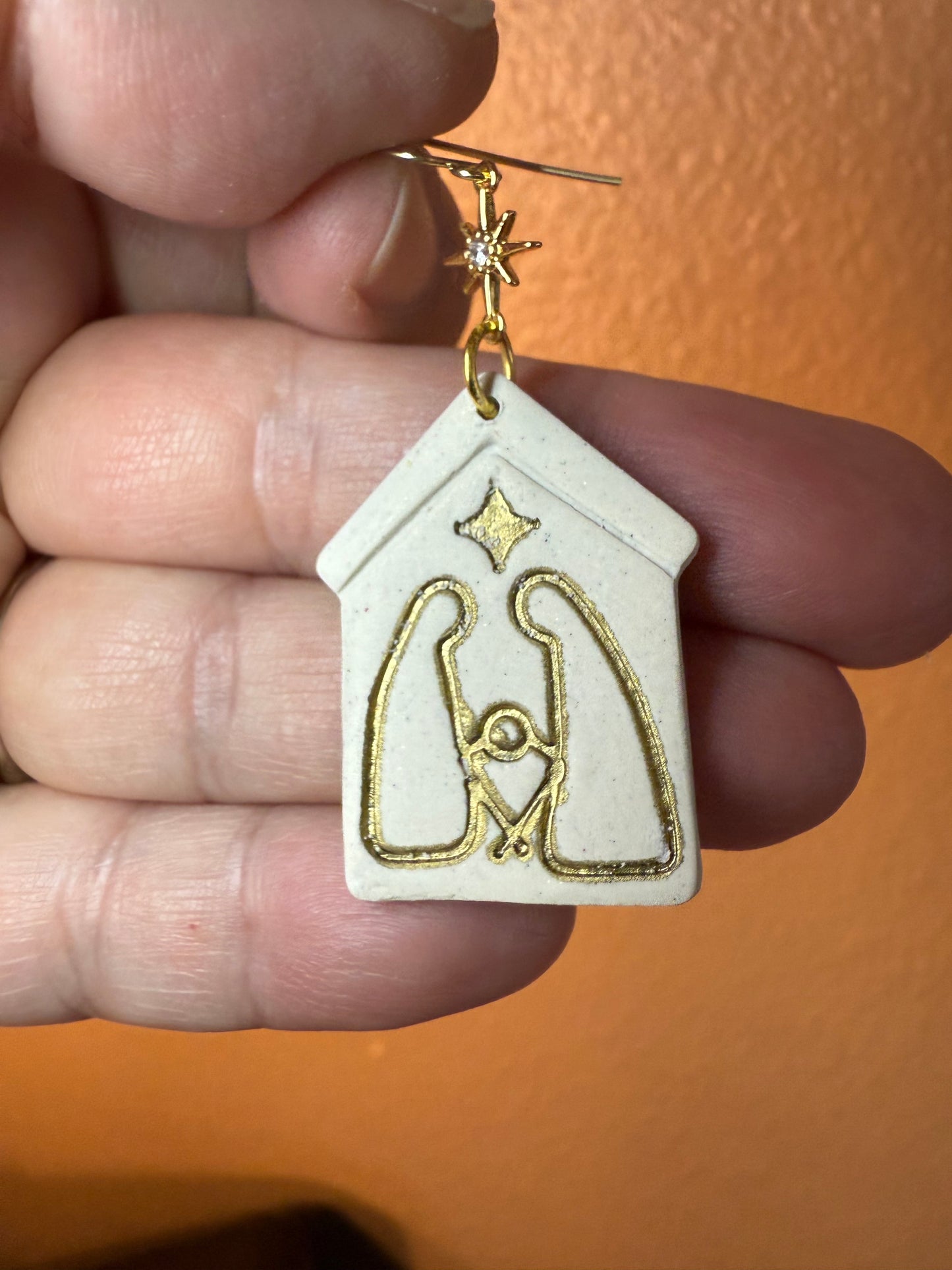 Boucles d’oreilles en argile flocon de neige blanc scintillant/vacances légères/Noël/Hiver/goujon de flocon de neige doré