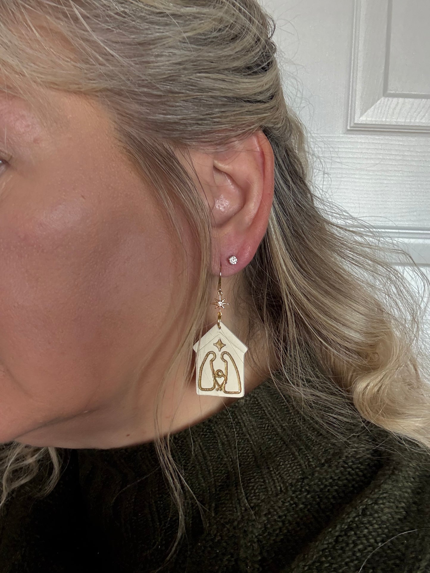 Boucles d’oreilles en argile flocon de neige blanc scintillant/vacances légères/Noël/Hiver/goujon de flocon de neige doré