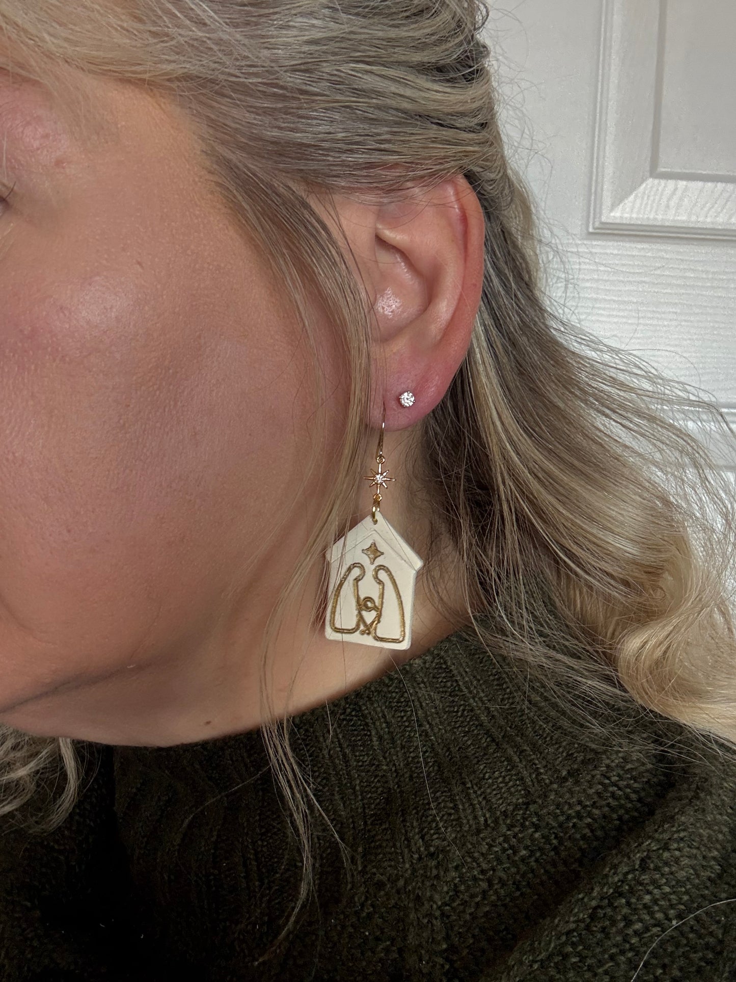 Boucles d’oreilles en argile flocon de neige blanc scintillant/vacances légères/Noël/Hiver/goujon de flocon de neige doré