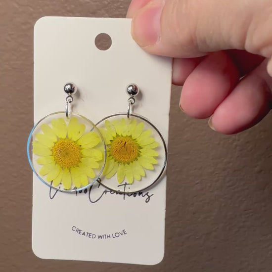 Yellow daisy Resin necklace earrings set Resin earrings Necklace and earring set flower floral jewelry set Gift for her Gift for mom Mother's Day yellow dried flower jewelry wedding set birthday gift handmade